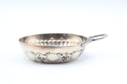 Silver wine-taster with decoration of twisted...