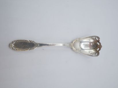 Service with hors d'oeuvres out of silver...