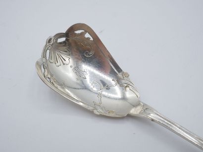 Service with hors d'oeuvres out of silver...