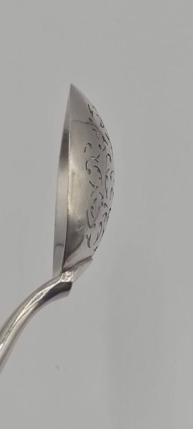 Sprinkling spoon entirely in silver (silver...