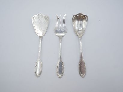 Service with hors d'oeuvres out of silver...
