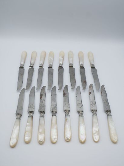 Service composed of its 16 knives with mother-of-pearl...