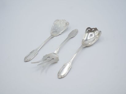 Service with hors d'oeuvres out of silver...