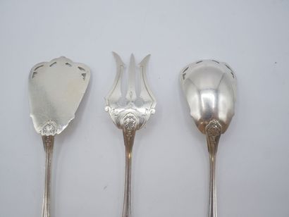 Service with hors d'oeuvres out of silver...