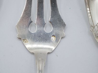 Service with hors d'oeuvres out of silver...