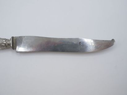 Service composed of its 16 knives with mother-of-pearl...