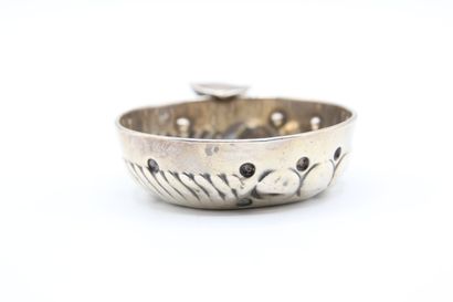 Silver wine taster decorated with ribs, cupules...