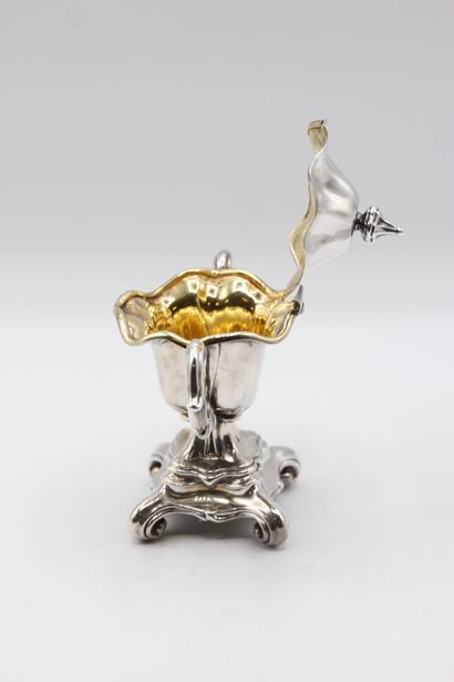 Mustard pot in silver resting on a quadripod...