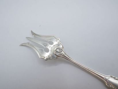 Service with hors d'oeuvres out of silver...
