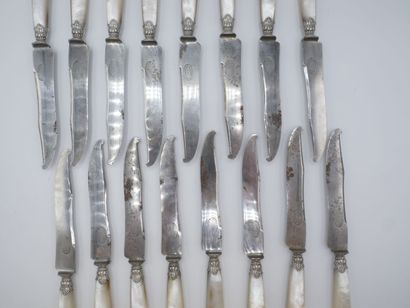 Service composed of its 16 knives with mother-of-pearl...