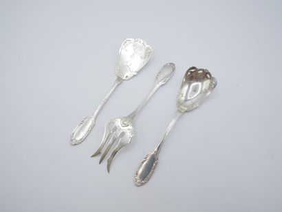 Service with hors d'oeuvres out of silver...