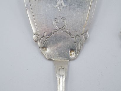 Service with hors d'oeuvres out of silver...