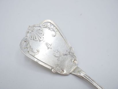 Service with hors d'oeuvres out of silver...