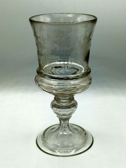 POLOGNE

Grand verre gravé et facetté à décor...