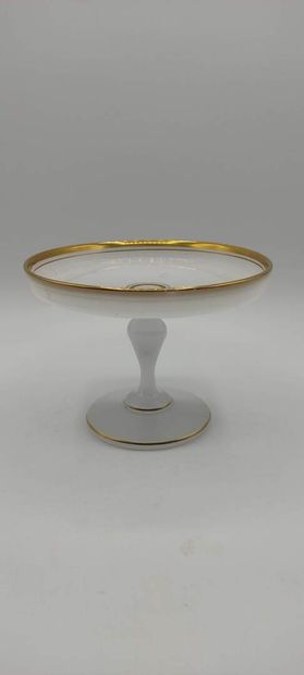 Paire de baguiers en opaline blanche de forme...