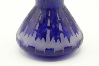 LE VERRE FRANCAIS.

Petit vase en verre marmoréen...