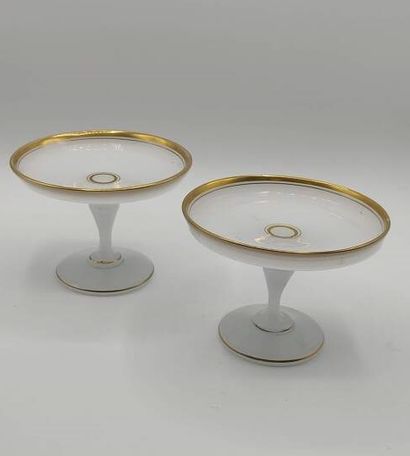 Paire de baguiers en opaline blanche de forme...