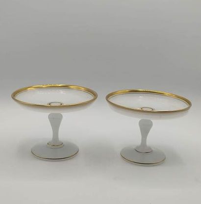 Paire de baguiers en opaline blanche de forme...