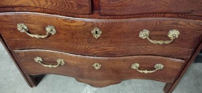 Commode en chêne à façade en arbalète.

Ouvre...