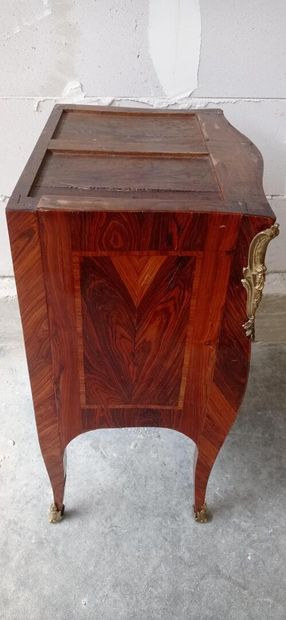 Petite commode d'entre-deux, galbée en façade,...