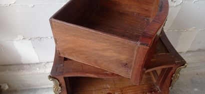 Petite commode d'entre-deux, galbée en façade,...