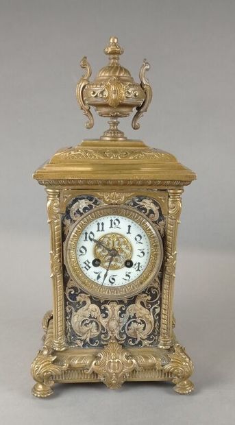 Pendule borne en bronze doré. 

Chaque face...