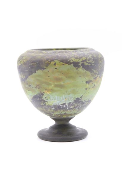 DAUM, Nancy.

Vase en verre marmoréen vert,...