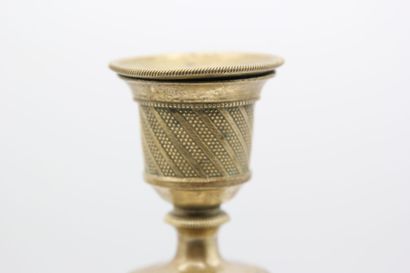 Paire de bougeoirs en bronze doré. 

Le fût...