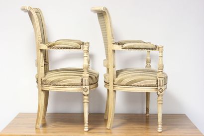 Paire de fauteuils en bois réchampi à décor...