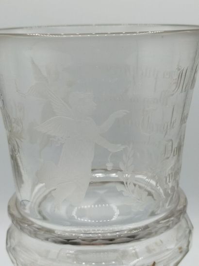 POLOGNE

Grand verre gravé et facetté à décor...