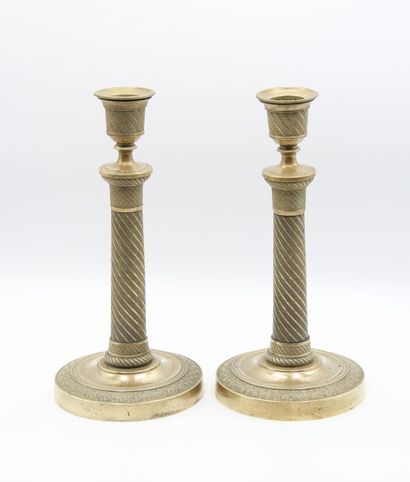 Paire de bougeoirs en bronze doré. 

Le fût...