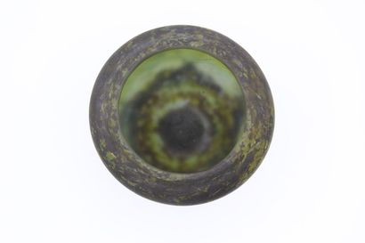 DAUM, Nancy.

Vase en verre marmoréen vert,...