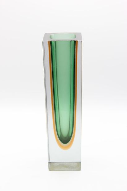 MURANO,

Vase de forme rectangulaire en verre...