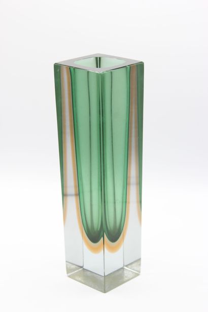 MURANO,

Vase de forme rectangulaire en verre...