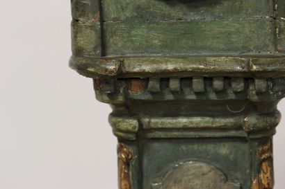 Curieux porte-montre en bois rechampi.

Il...