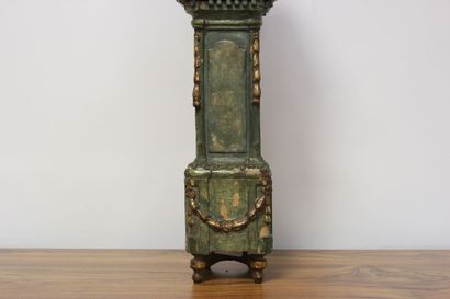 Curieux porte-montre en bois rechampi.

Il...