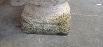 Vasque sur piédouche en pierre reconstituée.

Décor...