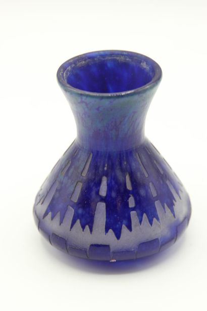 LE VERRE FRANCAIS.

Petit vase en verre marmoréen...