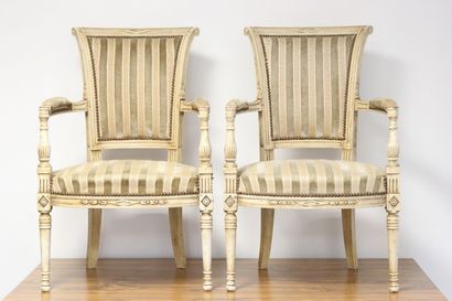Paire de fauteuils en bois réchampi à décor...