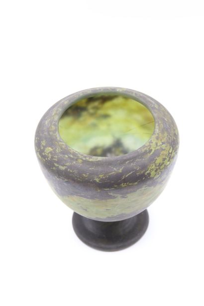 DAUM, Nancy.

Vase en verre marmoréen vert,...