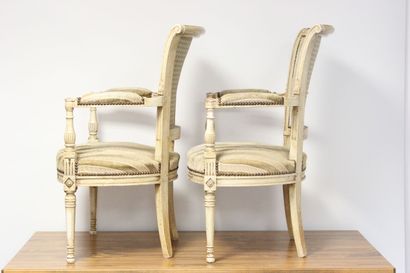 Paire de fauteuils en bois réchampi à décor...