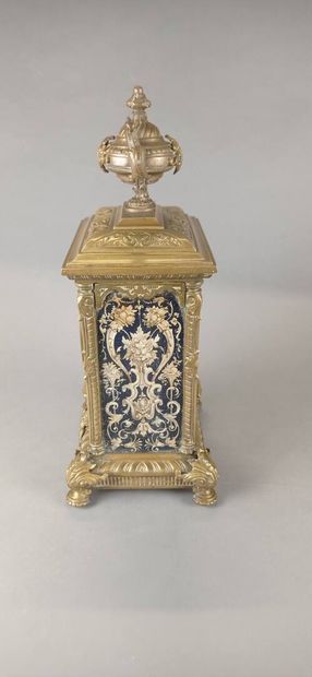 Pendule borne en bronze doré. 

Chaque face...