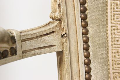 Paire de fauteuils en bois réchampi à décor...