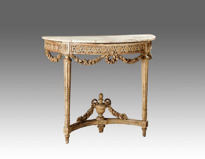 Console demi-lune en bois sculpté et rechampi.

La...