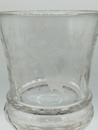 POLOGNE

Grand verre gravé et facetté à décor...