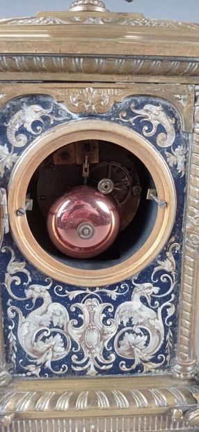 Pendule borne en bronze doré. 

Chaque face...
