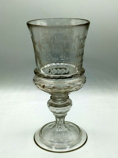 POLOGNE

Grand verre gravé et facetté à décor...