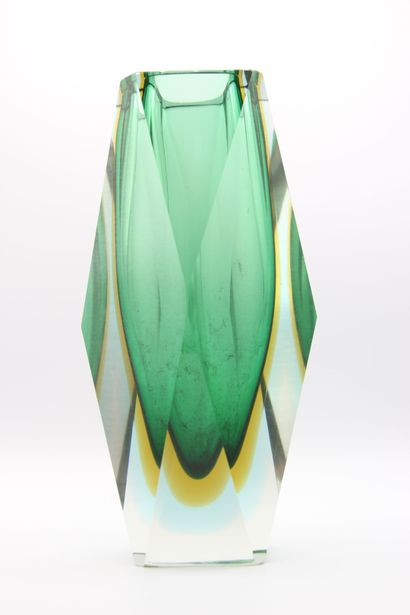 MURANO,

Vase de forme tronconique à facettes...