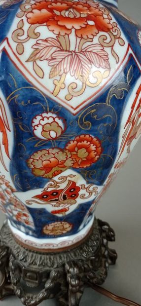 IMARI

Potiche couverte en porcelaine polychrome,...