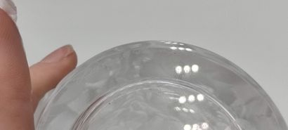 LALIQUE, France. 

Vase en cristal moulé-pressé.

Décor...